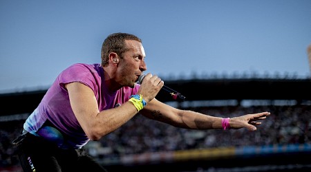 VIDEO Coldplay își lansează în octombrie noul album „Moon Music”, iar fiecare disc vinil va fi realizat din sticle de plastic
