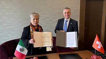 México anuncia acuerdo con Suiza para que el país europeo ejerza "funciones diplomáticas y consulares" mexicanas en Ecuador