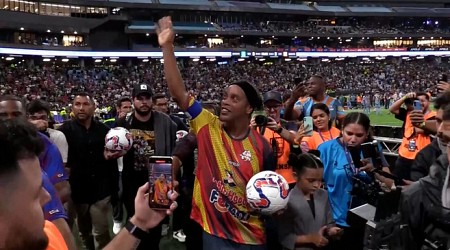 ¡Eterno! Ronaldinho debuta con victoria en la Liga Monumental de Venezuela