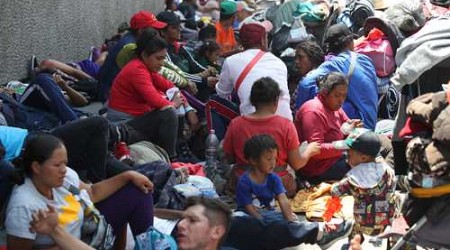 Retiran de la Basílica a migrantes sin darles tiempo de descansar