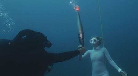 "J'ai des frissons" : les images incroyables de la flamme olympique portée sous l'eau par l'apnéiste Alice Modolo