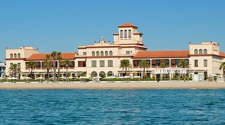 El restaurante frente al mar a 30 minutos de Barcelona alojado en un imponente Sanatorio Marítimo (y con un pescado muy fresco)