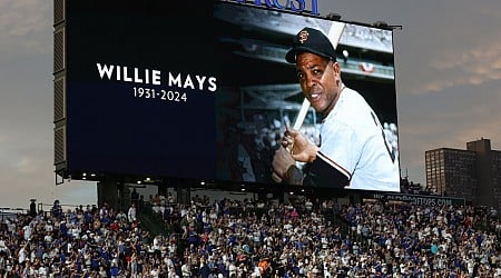 Baseball icon Willie Mays saluted at Wrigley Field