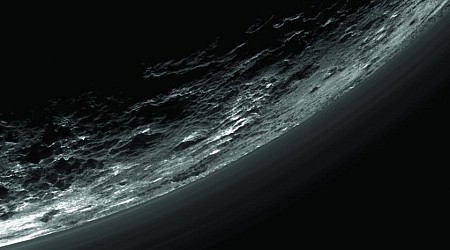 Plutón debería ser uno de los lugares menos apropiados para encontrar agua líquida. Los expertos no están tan seguros