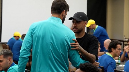 Neymar visita el hotel de concentración de la selección de Brasil
