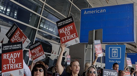 American Airlines flight attendants move closer to strike as Alaska reaches deal