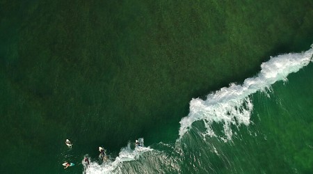 Las aguas de los océanos no sólo están subiendo de temperatura. También están empezando a cambiar de color