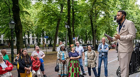 De sporen van het slavernijverleden zijn in het Haagse straatbeeld overal