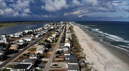 Shark bites 14-year-old boy on leg: Police