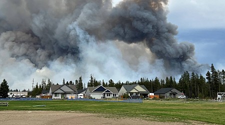 Oregon wildfire grows to 1,700 acres, prompts emergency declaration