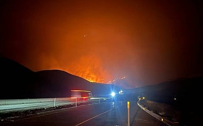 Update: I-84 shut down as wildfires burn in OR, WA. Travelers told to find another route