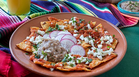 Chilaquiles rojos tradicionales: receta del clásico desayuno mexicano, tan delicioso que lo que querrás preparar a diario