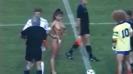 Vieja polémica: ¿Por qué una mujer desnuda hizo el saque de honor en un partido internacional?