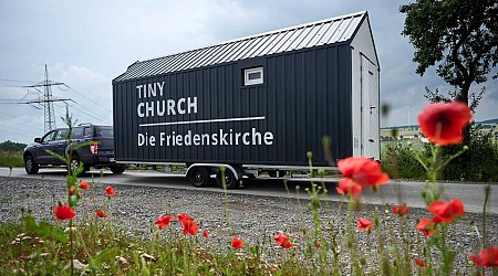 Kapelle on Tour: Mobile Tiny Church: Mini-Kirche auf Rädern und zum Ausleihen
