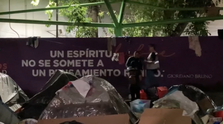 Trasladan a albergues a migrantes que permanecían en la plaza Giordano Bruno de Ciudad de México