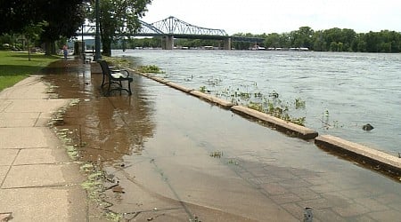 Mississippi River in La Crosse reaches moderate flood levels