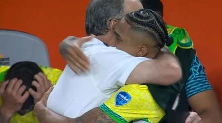 Marcelo Bielsa y el noble gesto con Raphinha al finalizar el Uruguay-Brasil