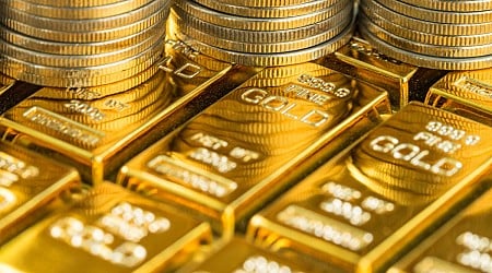 Gold hits a new record: What's driving prices higher