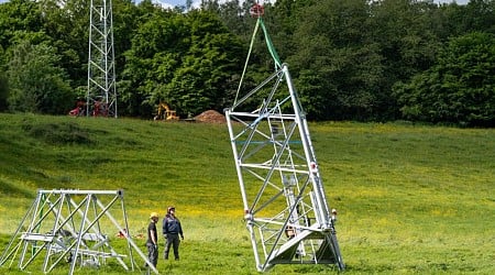 Bouygues Telecom fait hélitreuiller un pylône pour installer des antennes mobiles, une manœuvre vertigineuse