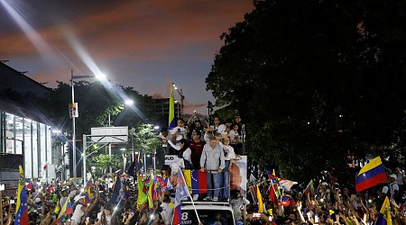 Huge crowds at Venezuela opposition’s final election rally