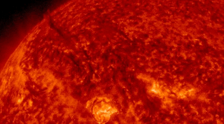 Watch two plumes of 'dark' plasma explode from the sun and send solar storm towards Earth (video)