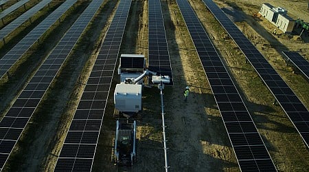 Amazon: KI-Roboter Maximo baut Solarparks in der Hälfte der Zeit