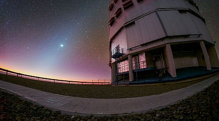 Ghostly 'zodiacal light' glows above the Very Large Telescope in Chile (photo)