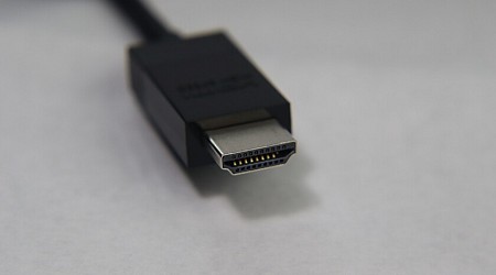 Un hacker puede espiar tu pantalla gracias a la radiación del cable HDMI: así lo ha demostrado un grupo de investigadores