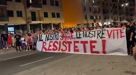 Scampia, la fiaccolata per ricordare la tragedia nella vela celeste: “Il nostro sangue, le nostre vite”