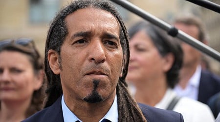 Le député Steevy Gustave visé par une remarque raciste sur ses dreadlocks lors de son arrivée à l’Assemblée