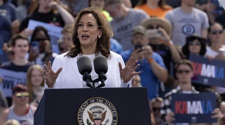 Kamala Harris Shuts Down Rally Hecklers in Michigan: 'I'm Speaking'