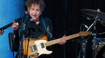 Watch Bob Dylan Perform ‘Rainy Day Women #12 & 35’ For First Time Since 2016