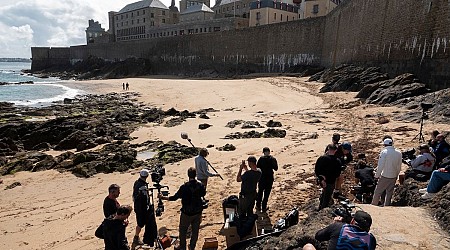 Vacances : « Family Business » en Corse, « The Crown » à Saint-Tropez… Partez pour un tour de France des séries