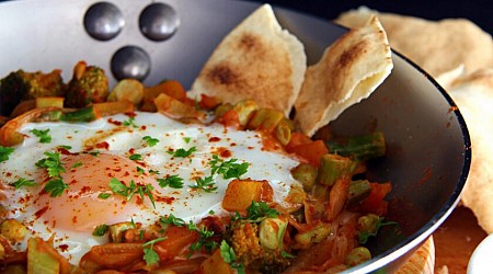 Cuando no quiero pasar tanto tiempo en la cocina preparo para la cena esta deliciosa receta con sólo un huevo y las verduras que tengo en la nevera