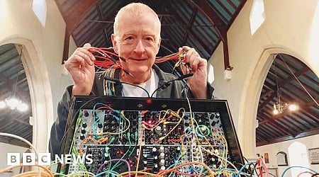 Snooker legend Davis to play synth gig in cathedral