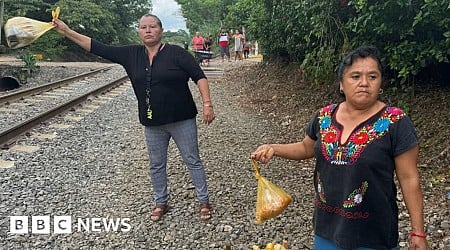 The Mexican women aiding migrants on their perilous journey north