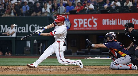 Valdez loses no-no with 2 outs in 9th on Seager HR