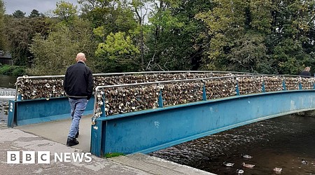 Should landmark love lock bridge be preserved?