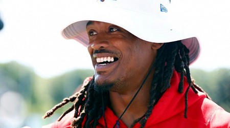 'Superstar' LB coach Dont'a Hightower is getting rave reviews