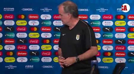 Marcelo Bielsa y su reacción cuando intentaron cortar la rueda de prensa: "¿Por qué la suspende?"