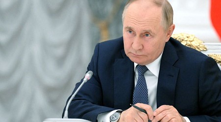 Putin warns the United States of Cold War-style missile crisis