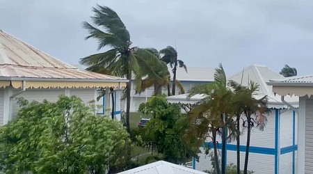 Après avoir longé la Guadeloupe, la tempête tropicale Ernesto se renforce à l'approche de Porto Rico