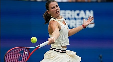 Navarro, South Carolina star, upsets Gauff