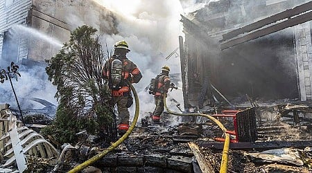 3 dead after small plane crashes into row of townhouses in Oregon