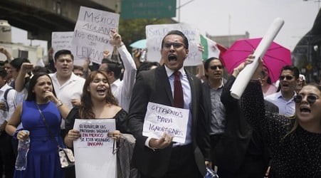 As Mexican protesters block Congress over judicial overhaul, lawmakers head to vote in nearby gym