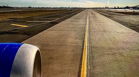 International Delta flight struck by lightning diverted back to Boston: FAA