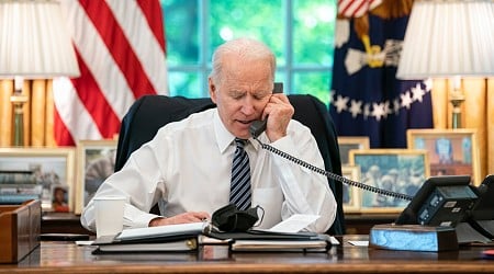 AI generativa imita la voce di Biden al telefono: il deepfake finisce con una multa