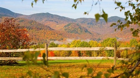 2 of the most popular fall foliage destinations are in New England