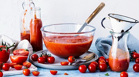 Nunca he vuelto a poner azúcar en la salsa de tomate después de aprender este truco para eliminar la acidez sin añadir ningún ingrediente