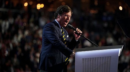 Tucker Carlson kicks off speaking tour in Arizona